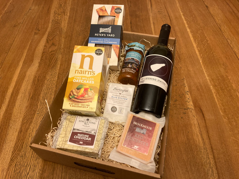 Cheese and win lovers hamper