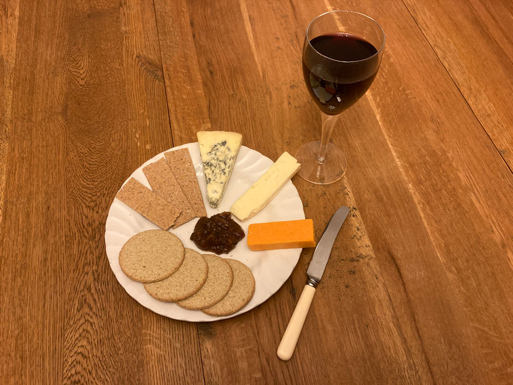 Cheese and win lovers hamper